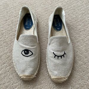 Winking eye smoking slipper